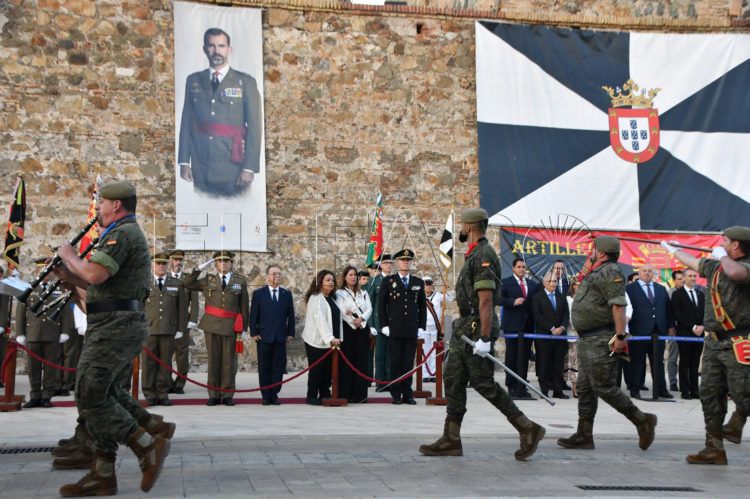 izado-bandera-honor-rey-felipe-vi
