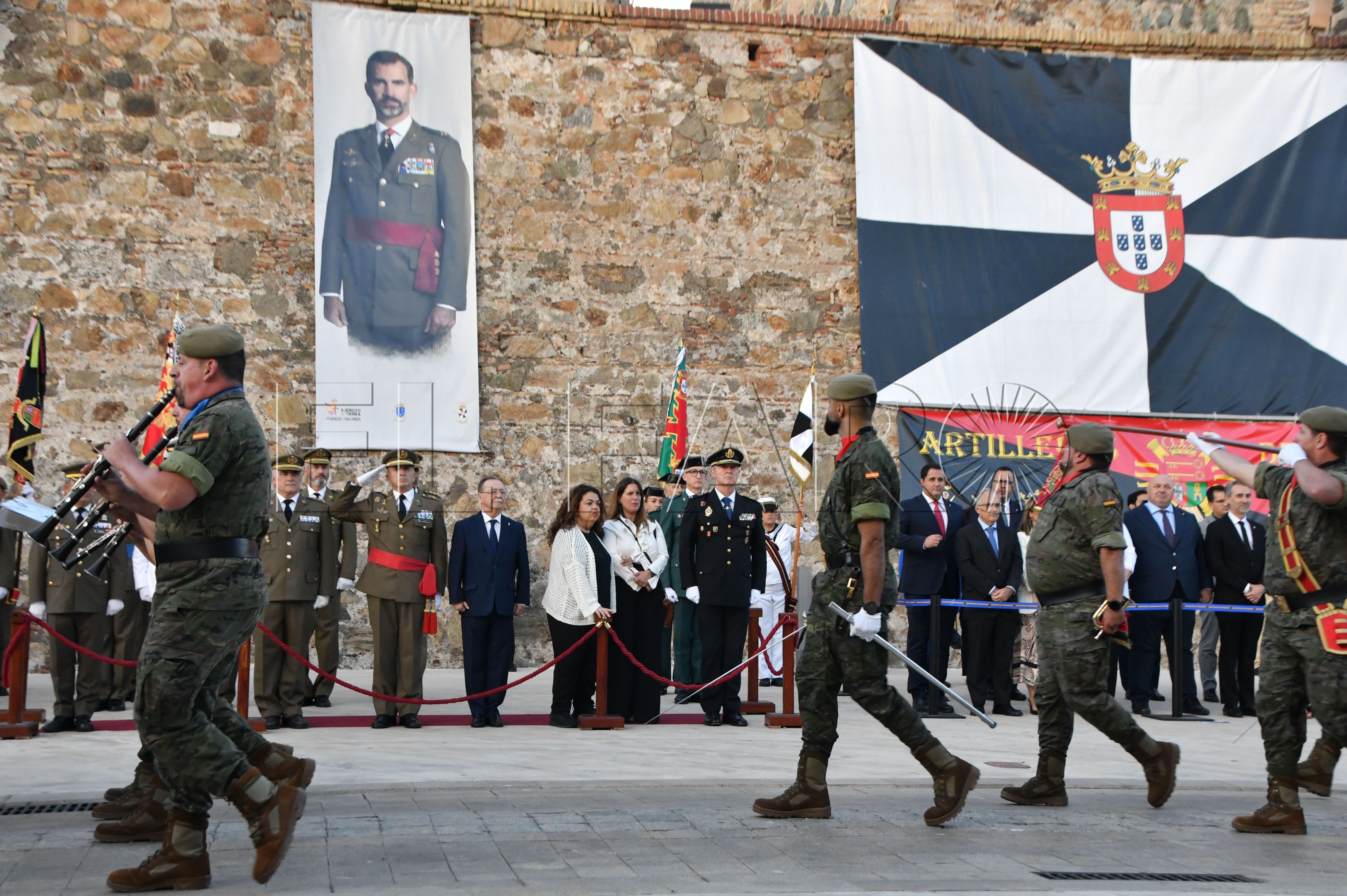 izado-bandera-honor-rey-felipe-vi