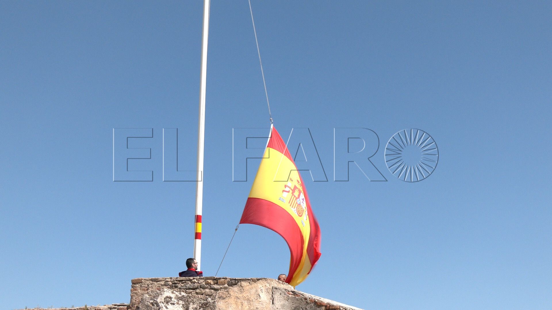 bandera-espana-arriado-murallas-reales