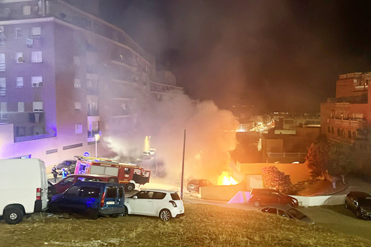 bomberos-sofoca-incendio-vehiculo-bermudo-soriano-3