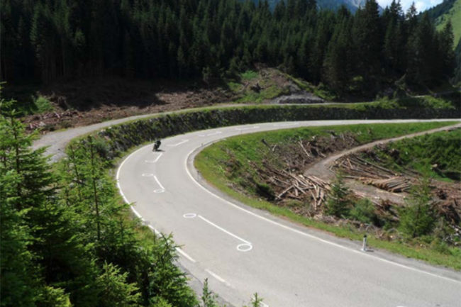 motorista-circulos-carretera-curvas-seguridad