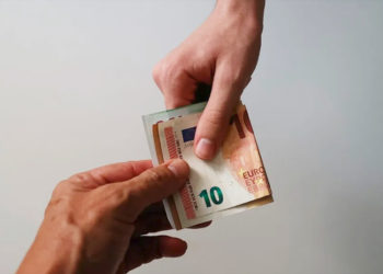padres-dan-hijos-sumas-dinero-limite-impuesto-donaciones