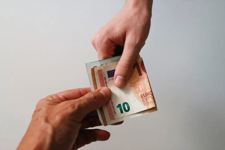padres-dan-hijos-sumas-dinero-limite-impuesto-donaciones