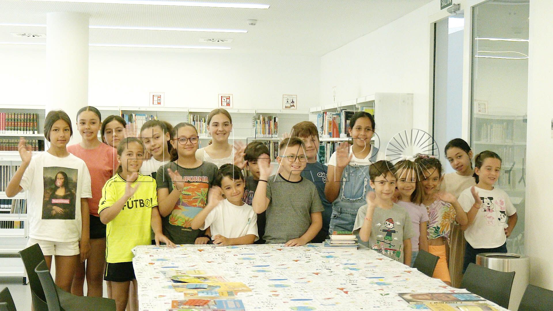 pequenos-se-acercan-lectura-biblioteca