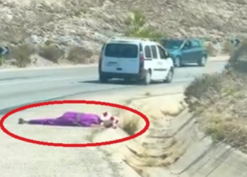 video-mujer-tumbada-carretera-tetuan