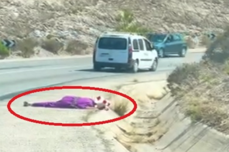 video-mujer-tumbada-carretera-tetuan