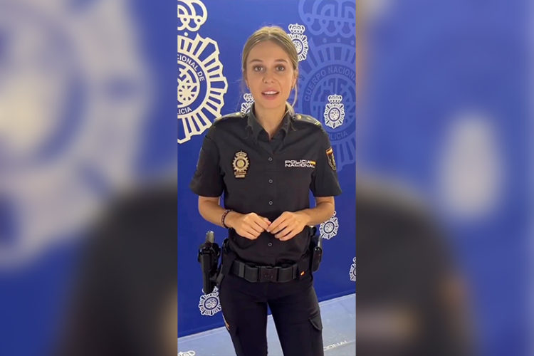 cuidado-piden-dni-reservar-apartamento-turistico-hotel copia