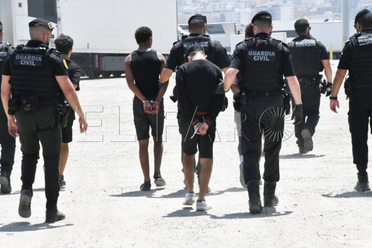 operacion-feriante-guardia-civil-saca-inmigrantes-camion-trailer-2