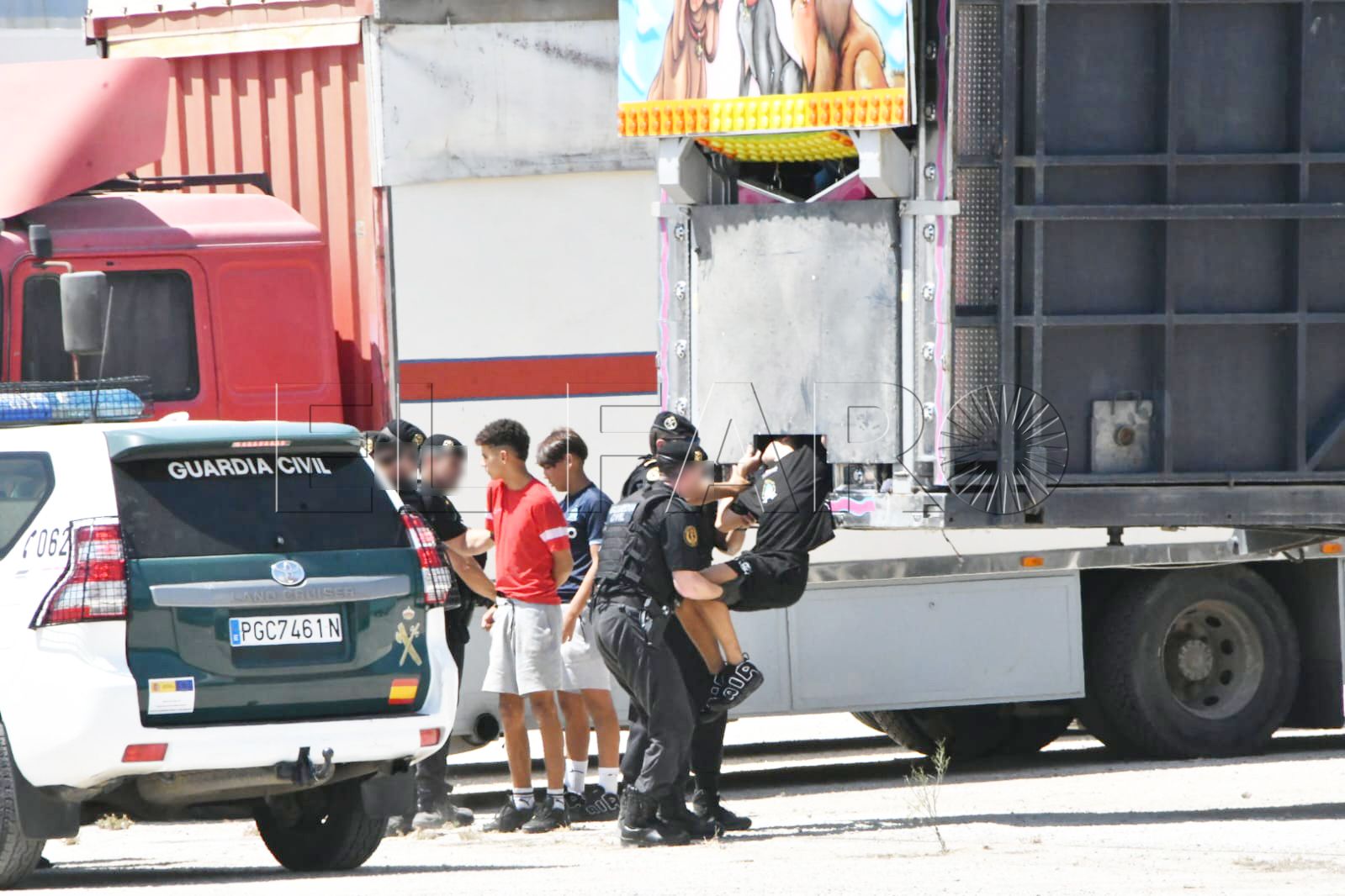 operacion-feriante-guardia-civil-saca-inmigrantes-camion-trailer-7