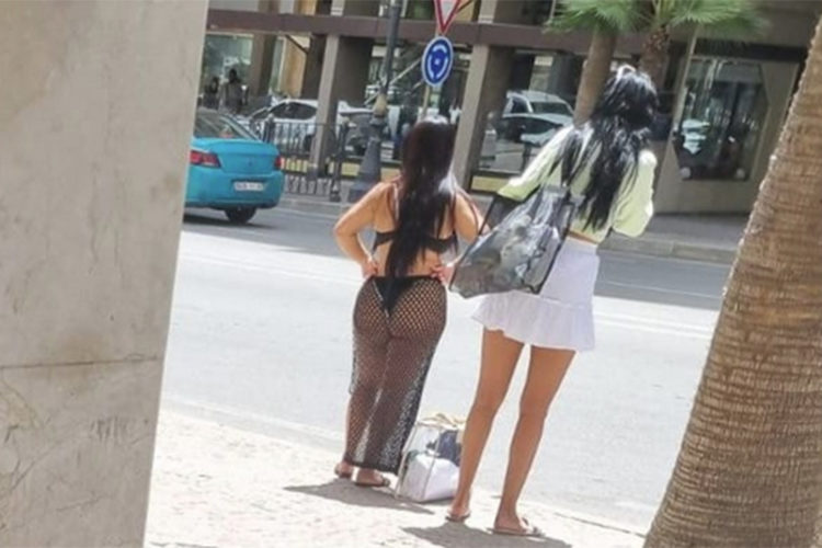 polemica-joven-bikini-paseando-tanger