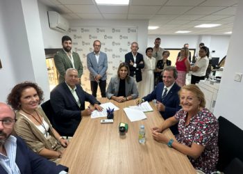 colegio-farmaceuticos-aecc-firman-acuerdo-prevenir-cancer-3