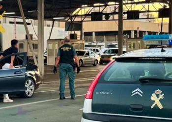 guardia-civil-puerto-almeria-ayudan-nina-marruecos