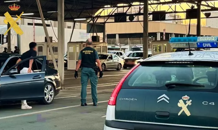 guardia-civil-puerto-almeria-ayudan-nina-marruecos