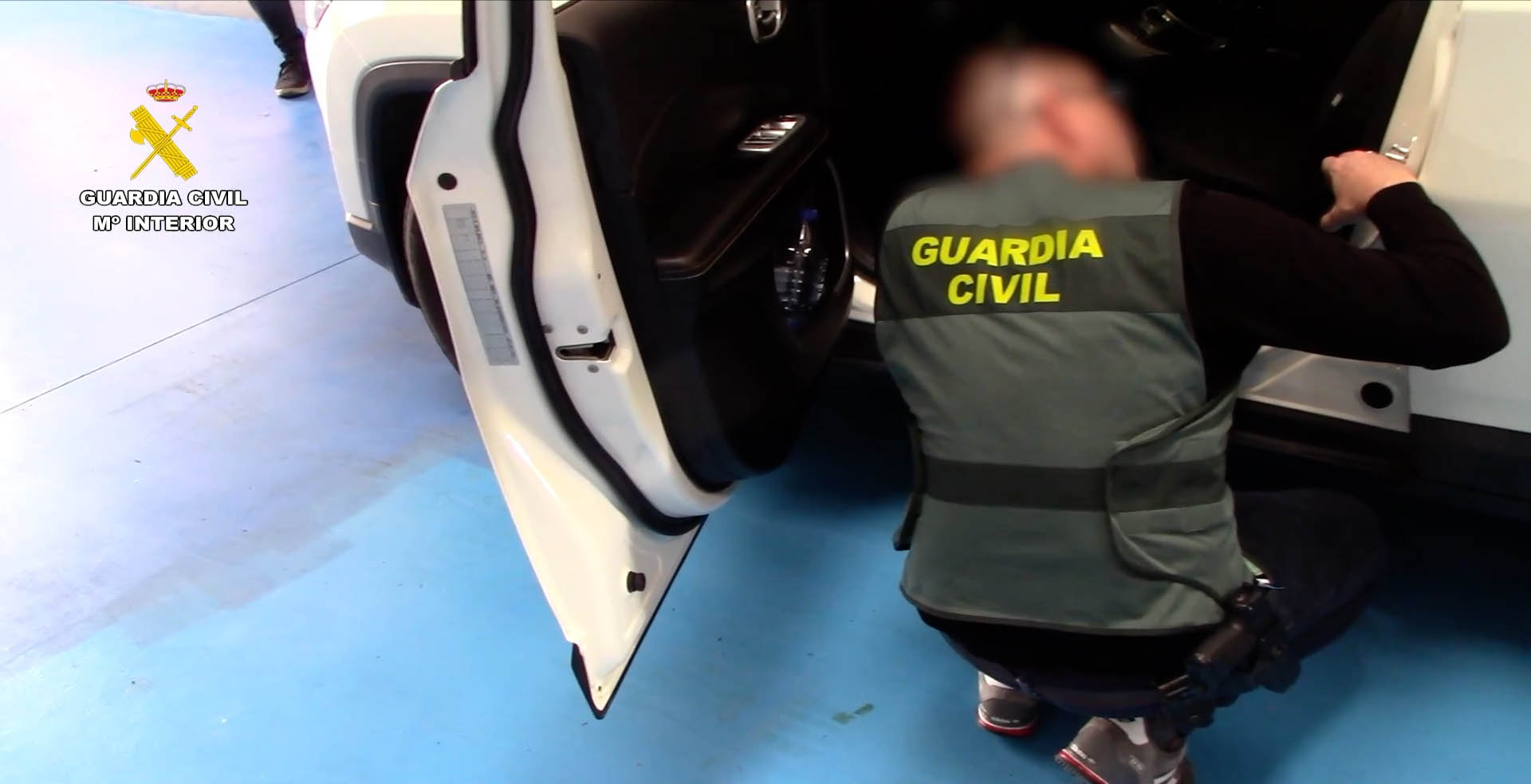 guardia-civil-registro-coche-droga-hachis