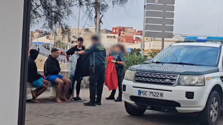 guardia-civil-rescata-grupo-argelinos-llegar-nado-sarchal-004