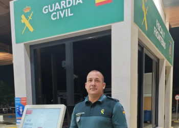 guardia-civil-salva-vida-bebe-frontera-marruecos-melilla