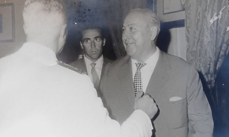 Don José Benoliel recibiendo la medalla Orden al mérito militar de 1ª clase.