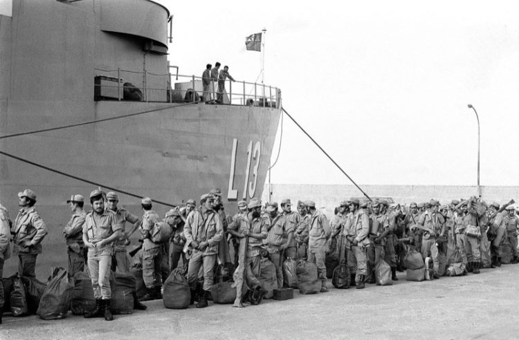 Legionarios a la espera de embarcar hacia una misión.