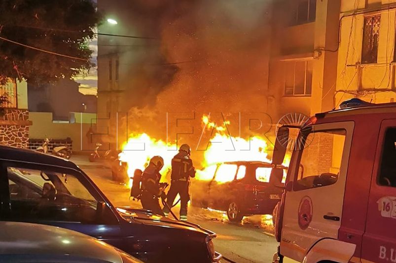 rozando-tragedia-queman-vehiculos-casas