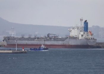 ALGECIRAS (CÁDIZ), 02/11/2024.- El buque Southern Puma, que colisonaba en la madrugada del viernes con el Louisa Bolten, ha atracado en el Dique Exento del Puerto de Algeciras, donde quedará abrigado a la espera de reparar el casco. EFE/A.Carrasco Ragel