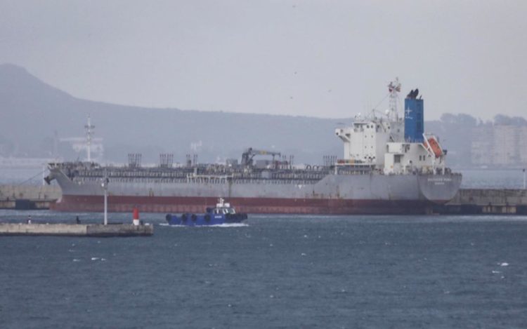 ALGECIRAS (CÁDIZ), 02/11/2024.- El buque Southern Puma, que colisonaba en la madrugada del viernes con el Louisa Bolten, ha atracado en el Dique Exento del Puerto de Algeciras, donde quedará abrigado a la espera de reparar el casco. EFE/A.Carrasco Ragel