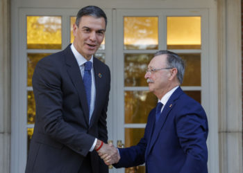 MADRID, 22/11/2024.-El presidente del Gobierno, Pedro Sánchez, recibe al presidente de Ceuta Juan Jesús Vivas, dentro de la ronda de contactos abierta con los presidentes autonómicos tras pactar con ERC una financiación singular para Cataluña, este viernes en el Palacio de La Moncloa.-EFE/ Zipi Aragón