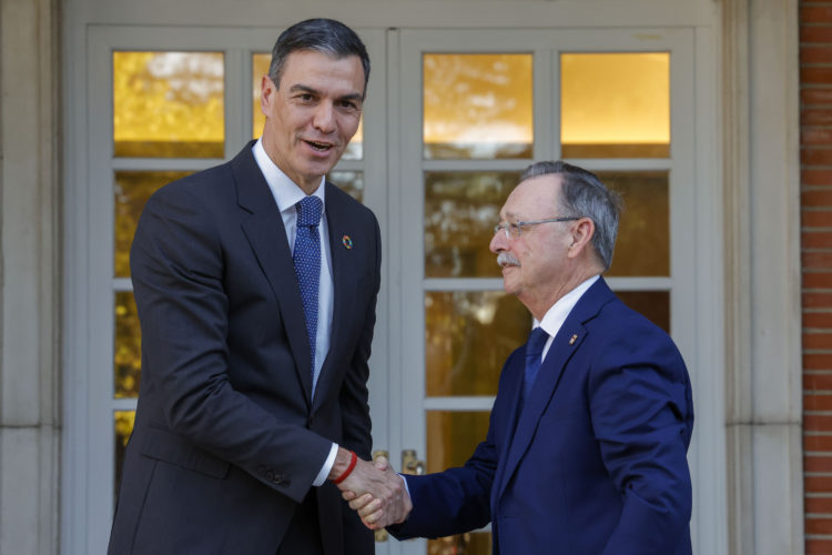 MADRID, 22/11/2024.-El presidente del Gobierno, Pedro Sánchez, recibe al presidente de Ceuta Juan Jesús Vivas, dentro de la ronda de contactos abierta con los presidentes autonómicos tras pactar con ERC una financiación singular para Cataluña, este viernes en el Palacio de La Moncloa.-EFE/ Zipi Aragón