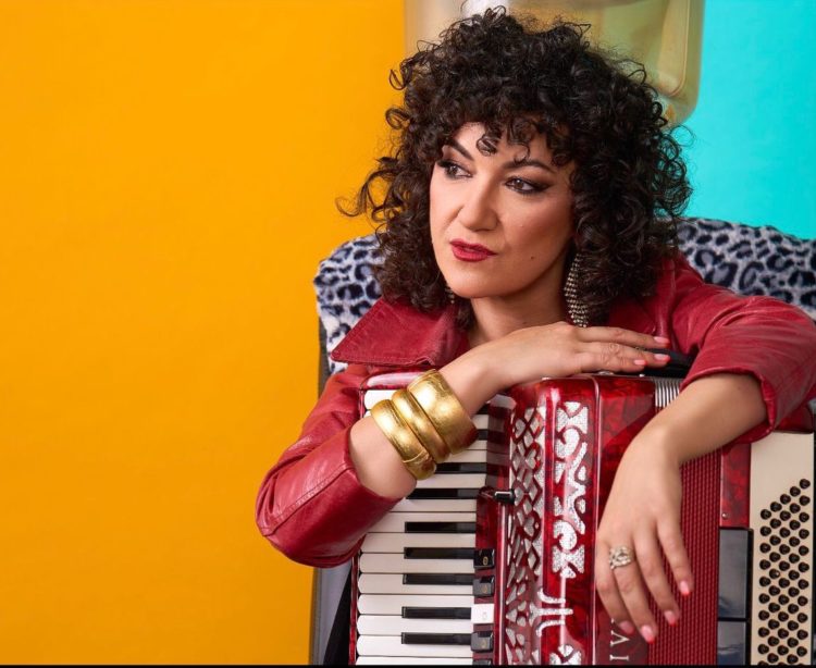 eva-cortes-cantante-grupo-musica-mama-chencha-3