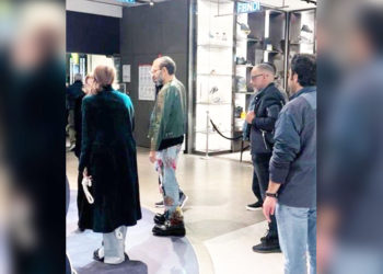mohamed-vi-paris-vestimenta-informal-delgado-sin-baston