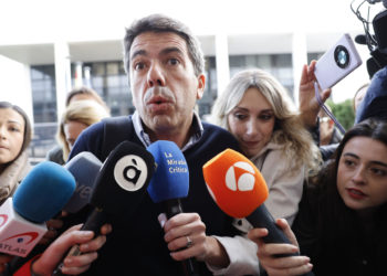 L'ELIANA (VALENCIA) 18/11/2024.- El president de la Generalitat, Carlos Mazón hace declaraciones a su llegada a la reunión del Centro de Coordinación Operativa Integrada (CECOPI) en el Centro de Coordinación de Emergencias de la Generalitat, en L'Eliana, Valencia este lunes. EFE/ Villar López
