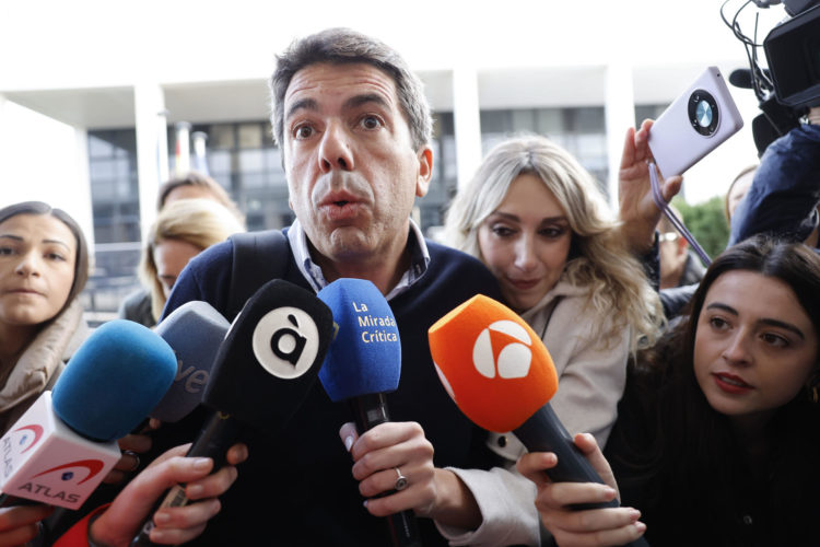 L'ELIANA (VALENCIA) 18/11/2024.- El president de la Generalitat, Carlos Mazón hace declaraciones a su llegada a la reunión del Centro de Coordinación Operativa Integrada (CECOPI) en el Centro de Coordinación de Emergencias de la Generalitat, en L'Eliana, Valencia este lunes. EFE/ Villar López
