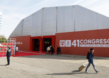 GRAFAND5268. SEVILLA, 29/11/2024.- Exterior de las instalaciones donde se va a celebrar el 41 Congreso Federal del PSOE que se celebra en Sevilla durante este fin de semana y que aborda en sus prolegómenos la visita a las instalaciones de la vicesecretaria general, María Jesús Montero, una primera charla a cargo de la ministra de Vivienda y Agenda Urbana, Isabel Rodríguez, y la entrega de los premios Rosa Manzano, con José Luis Rodríguez Zapatero entre los galardonados, este viernes en la capital hispalense. EFE/Julio Muñoz