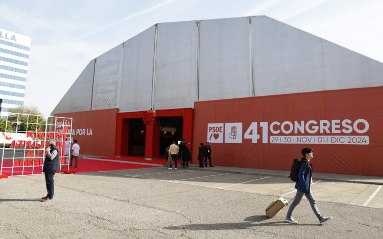GRAFAND5268. SEVILLA, 29/11/2024.- Exterior de las instalaciones donde se va a celebrar el 41 Congreso Federal del PSOE que se celebra en Sevilla durante este fin de semana y que aborda en sus prolegómenos la visita a las instalaciones de la vicesecretaria general, María Jesús Montero, una primera charla a cargo de la ministra de Vivienda y Agenda Urbana, Isabel Rodríguez, y la entrega de los premios Rosa Manzano, con José Luis Rodríguez Zapatero entre los galardonados, este viernes en la capital hispalense. EFE/Julio Muñoz