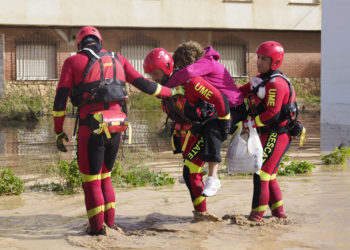MIRA (CUENCA), 30/10/2024.- Efectivos de los cuerpos de rescate ayudando a los afectados por las inundaciones en la localidad conquense de Mira este miércoles, tras el paso de la Dana que azota principalmente la zona este y sur de España. EFE/ Álvaro del Olmo