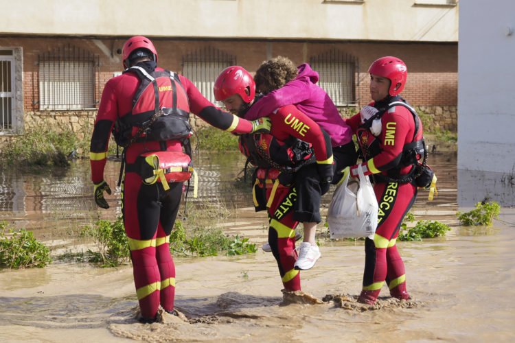 MIRA (CUENCA), 30/10/2024.- Efectivos de los cuerpos de rescate ayudando a los afectados por las inundaciones en la localidad conquense de Mira este miércoles, tras el paso de la Dana que azota principalmente la zona este y sur de España. EFE/ Álvaro del Olmo