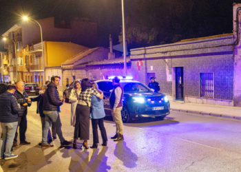 LINARES (JAÉN), 28/11/2024.- Inmediaciones del lugar en el que se ha producido el asesinato de un niño de dos años presuntamente a manos del hombre que es la pareja de la madre, que ya ha sido detenido. EFE/ Carlos Cid