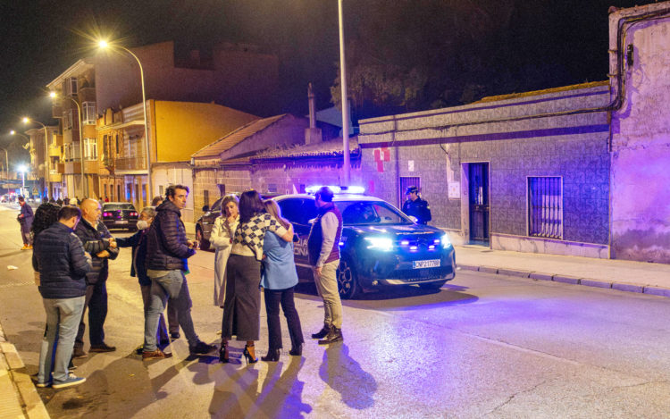 LINARES (JAÉN), 28/11/2024.- Inmediaciones del lugar en el que se ha producido el asesinato de un niño de dos años presuntamente a manos del hombre que es la pareja de la madre, que ya ha sido detenido. EFE/ Carlos Cid