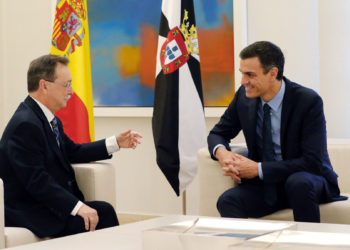 GRAF1623. MADRID, 04/12/2018.- El presidente del gobierno Pedro Sánchez, durante su reunión con el presidente de Ceuta, Juan Jesús Vivas, esta tarde en el Palaci0o de la Moncloa, en el marco de su ronda de contactos con dirigentes autonómicos.EFE/Zipi