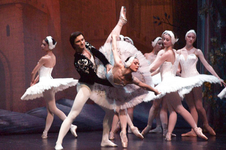 lago-cisnes-international-ballet-company-combinacion-perfecta-historia-musica-coreografia-002