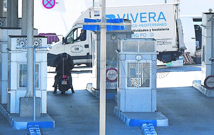 aduana-comercial-ceuta-marruecos-camion-16-enero-2