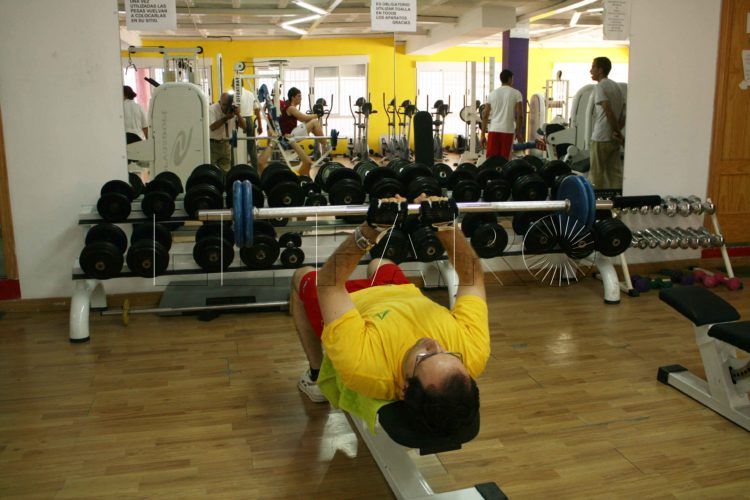 gimnasio-ejercicio-pesas-deporte