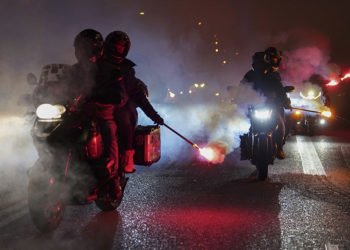 motero-ceuta-pinguinos-2025-desfile-antorchas-banderas