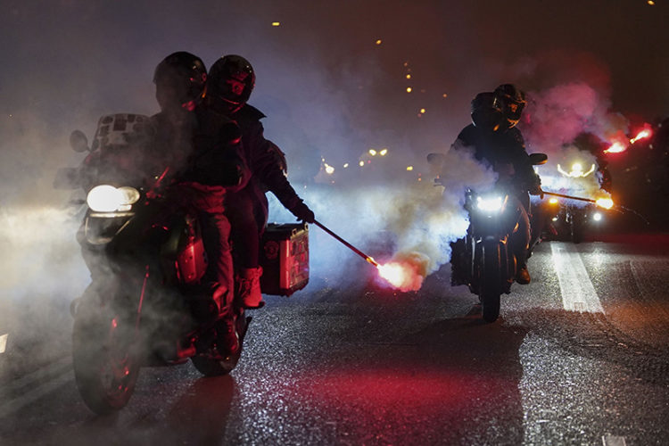 motero-ceuta-pinguinos-2025-desfile-antorchas-banderas