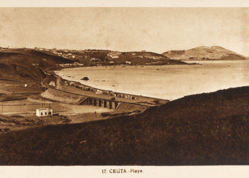 Postal nº 4458. En la zona más alejada de la Ceuta meridional, donde desemboca el Arroyo de las Bombas, nos encontramos con las playas del Tarajal. Es una pequeña ensenada que a partir de 1.918, con la construcción del ferrocarril, se fue haciendo cada vez más popular. Su máximo esplendor fue a partir de los cincuenta, con la creación de la fabrica de cervezas “Africa Star Beer”, una central térmica y un pequeño control de la policía. Un poco más tarde, la solitaria playa se llenó de “casetas playeras” que montaban los distintos estamentos militares y con ello se convirtió en nuestra familiar "Costa del Sol”, a la que se accedía con facilidad gracias a las camionetas de la linea Ceuta - Almadraba. Esta foto debe ser la primera que se hizo de esta zona, cuyo objetivo debió ser el constatar los avances habidos en el tendido de la linea férrea a Tetuán. Al mismo tiempo podemos observar los pequeños cobertizos de los trabajadores a la orilla del mar