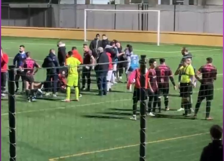 pelea-encuentro-regional-preferente-jugadores-inter-ceuta-sporting-2