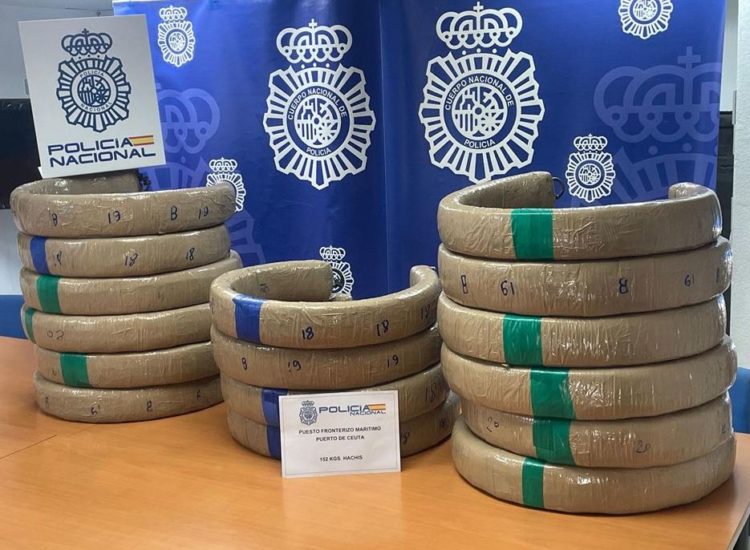 policia-nacional-rueda-neumaticos-hachis-puerto