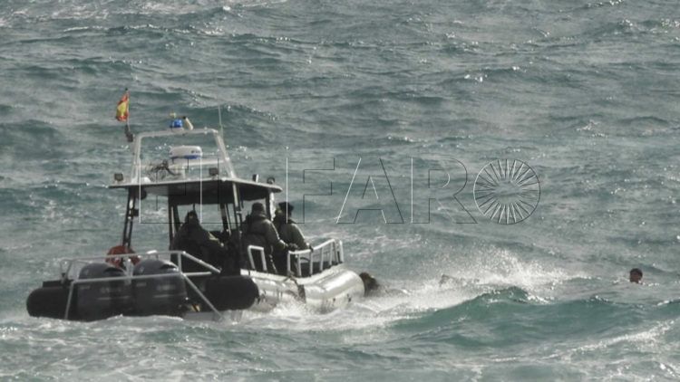rescate-inmigrantes-Guardia-Civil-temporal-003