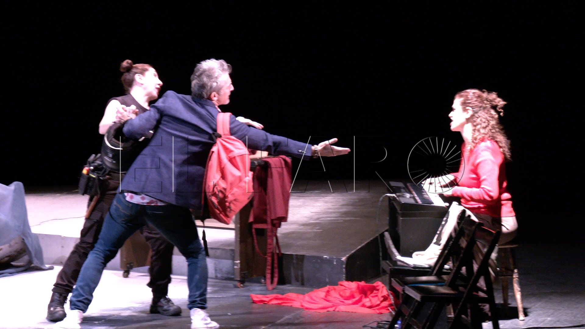 seis-personajes-busca-identidad-revellin-1