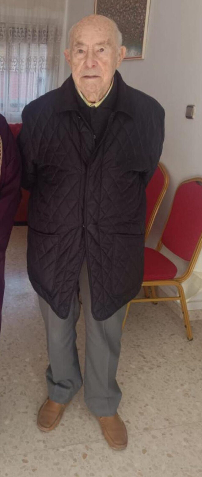 agustin-voluntario-96-anos-ayuda-abuelos-asociacion-lldudna-3