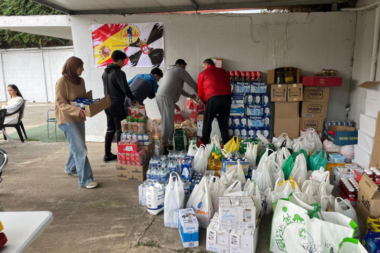 exitosa-recogida-alimentos-sporting-atletico-benoliel-004